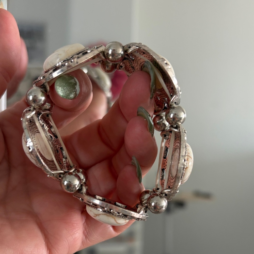 Beautiful Silver and White Stone Stretch bracelet - Picture 4 of 6